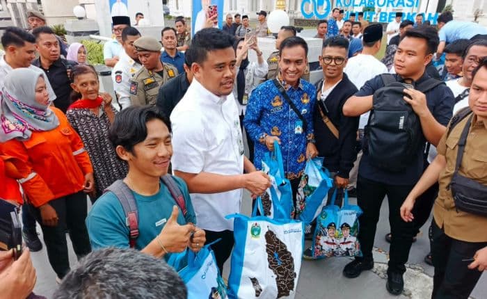 gubernur_bobby_bagikan_thr_ke_pengguna_jalan_dan_pendemo_di_depan_kantornya