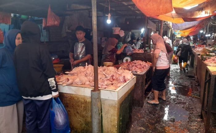 jelang_idulfitri_tpid_siantar_awasi_harga_ayam_di_pasar_dwikora_dan_horas_