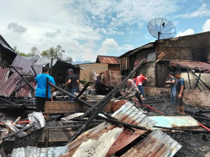 kebakaran_di_tigalingga_dairi_lima_rumah_hangus