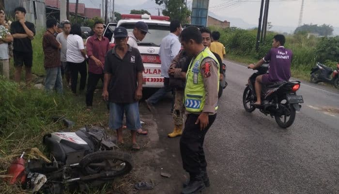 kecelakaan_di_toba_pengendara_motor_tewas_ditabrak_fortuner_di_jalan_licin