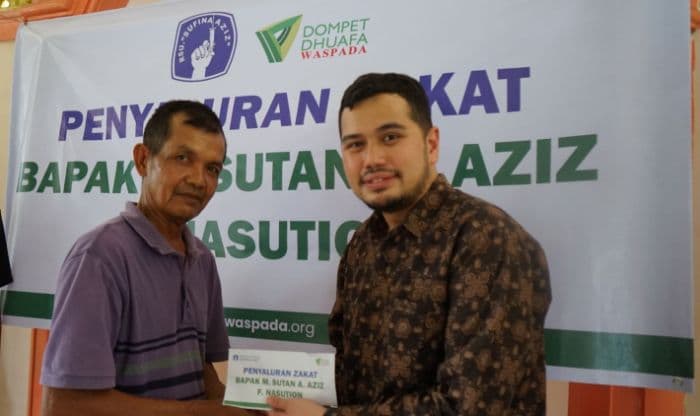 ketua_yayasan_rsu_sufina_aziz_salurkan_zakat_ke_pekerja_dan_dhuafa_jelang_idulfitri_2026