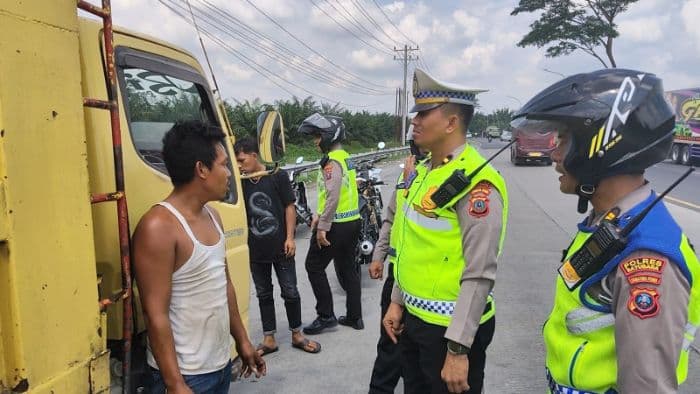 minimalisir_laka_lantas_satlantas_polres_batu_bara_cek_kelaikan_jalan_kendaraan_dan_kondisi_pengemudi