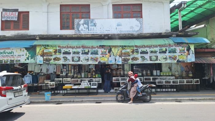 pedagang_perlengkapan_salat_di_jalan_stasiun_medan_keluhkan_sepinya_pembeli