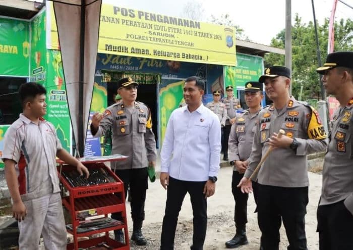 pospam_sarudik_di_tapteng_sediakan_wifi_dan_tempel_ban_gratis_bagi_pemudik