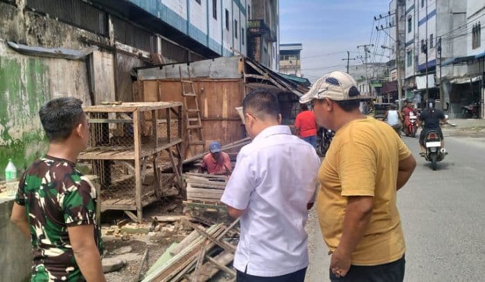 dukung_kepentingan_publik_pedagang_sei_rampah_bongkar_kios_secara_mandiri