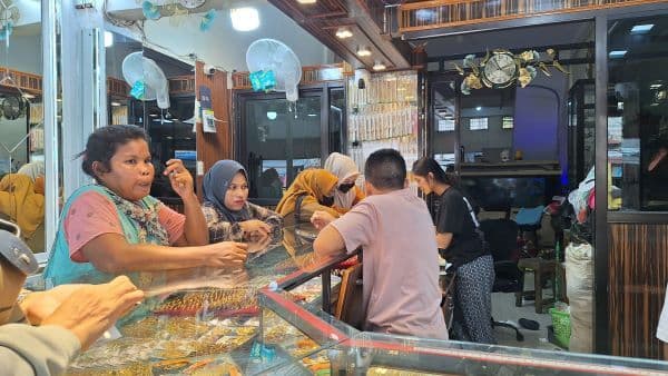 emas_antam_nyaris_tembus_rp2_juta_per_gram_pembeli_tetap_meningkat