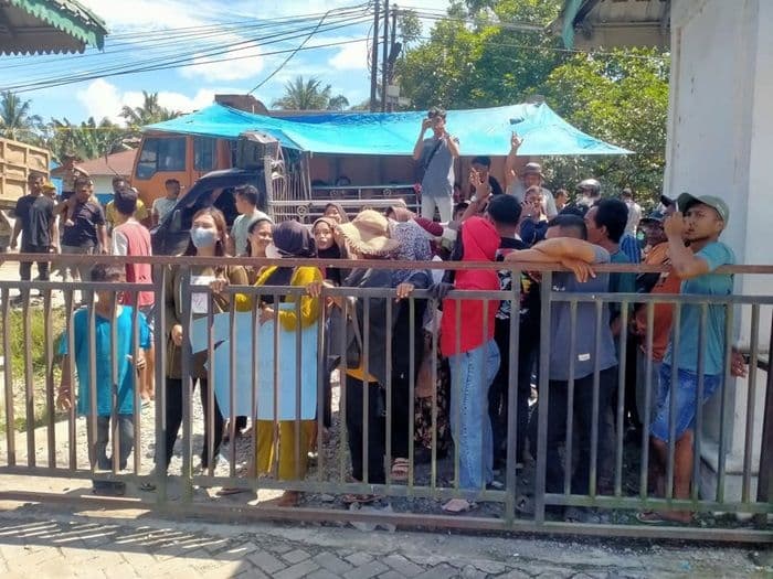 sopir_truk_bawa_keluarga_demo_ke_kantor_camat_di_langkat_ini_tuntutannya