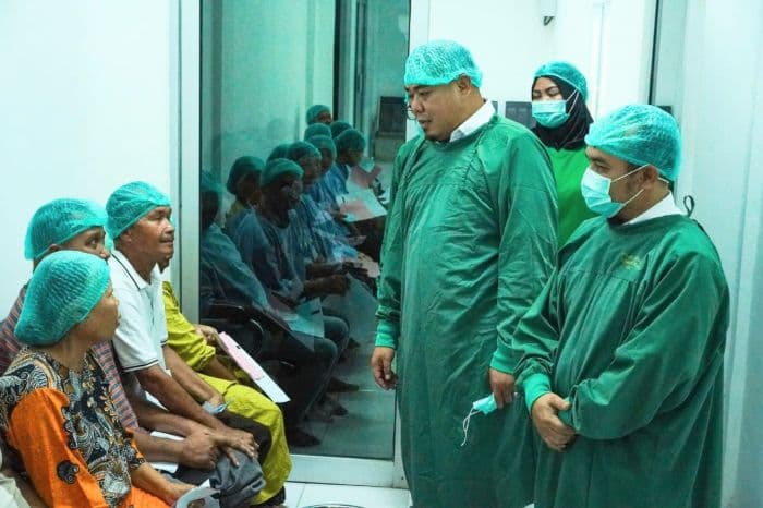 wabup_batu_bara_semangati_lansia_peserta_operasi_katarak_gratis