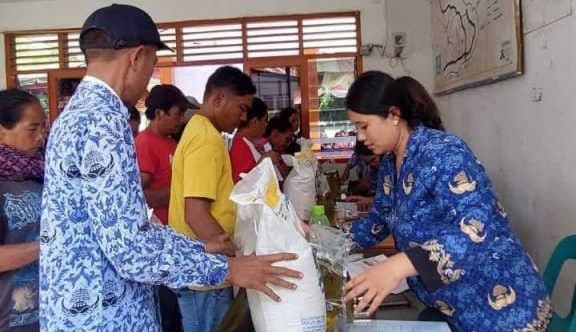 18438_warga_samosir_dapat_bantuan_beras_dan_minyak_goreng_dari_pemerintah_