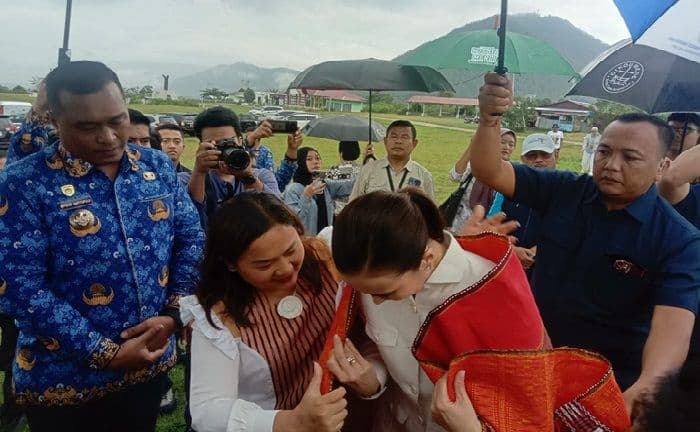 bupati_toba_sampaikan_dua_usulan_ke_menpar_dorong_wisata_sibisa_dan_religi_nommensen