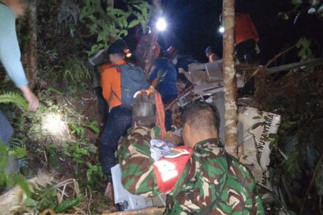 helikopter_yang_jatuh_di_kalbar_sempat_kirim_sinyal_darurat_sebelum_jatuh
