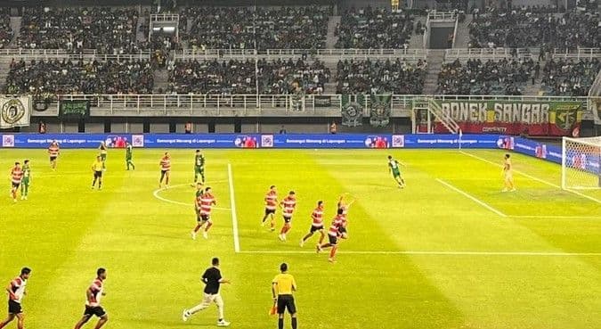 madura_united_unggul_sementara_10_atas_persebaya_di_babak_pertama