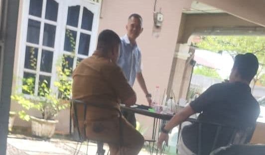 pengusaha_arang_tak_berizin_di_sergai_bertemu_dengan_kabid_di_dinas_perkim_dan_satpol_pp_urusan_apa_