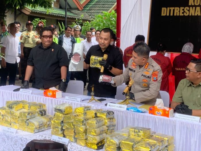 diupah_rp300_juta_pasutri_medan_jadi_kurir_sabu_100_kg_antar_pulau