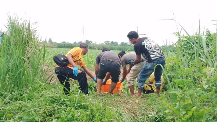 mayat_perempuan_ditemukan_membusuk_di_dekat_sport_center_batang_kuis