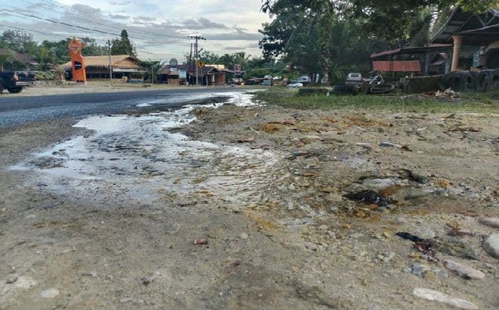 pipa_spam_bocor_di_paluta_air_mengalir_ke_jalan_lintas_gunung_tualangga_payung