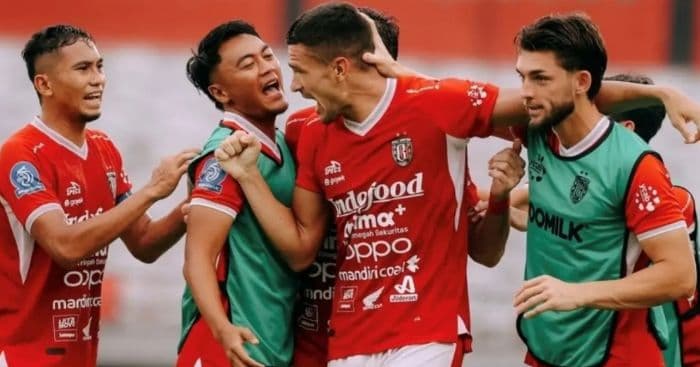 bali_united_bungkam_bhayangkara_fc_41_laga_sempat_tertunda_akibat_flare_