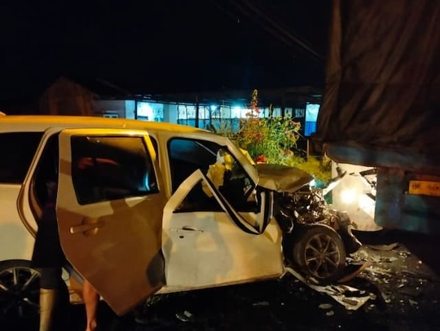 baru_pulang_dari_kafe_pengemudi_calya_tabrak_truk_parkir_di_lubuk_pakam