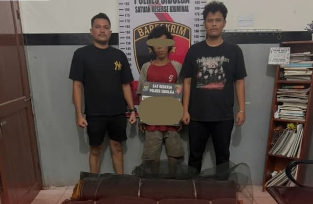 sat_reskrim_polres_sibolga_bekuk_residivis_spesialis_curat_korban_rugi_rp317_juta