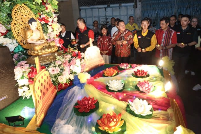 waisak_di_pematangsiantar_hadirkan_refleksi_spiritual_lewat_ritual_pradaksina