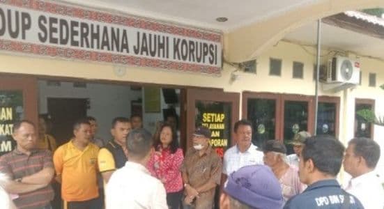 warga_ramairamai_antarkan_saksi_kasus_aplikasi_michat_ke_polsek_rambutan