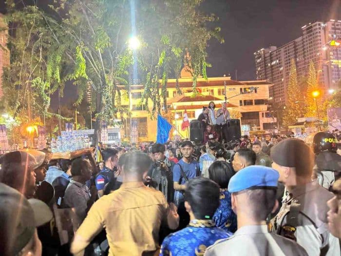 demo_cipayung_plus_di_dprd_medan_berlangsung_hingga_malam_massa_sampaikan_6_tuntutan