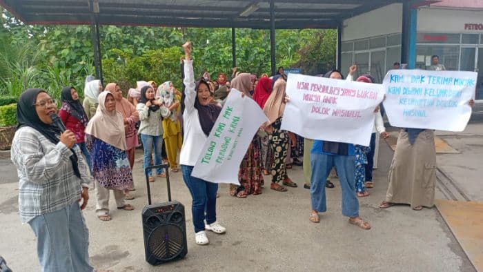 emakemak_di_dolok_masihul_protes_kelangkaan_bbm_di_spbu