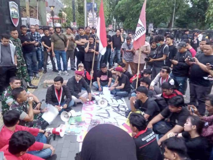 gmni_medan_demo_di_kodim_0201_soroti_keterlibatan_tni_di_ranah_sipil_dan_program_nasional