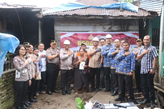 hari_bhayangkara_ke80_polres_simalungun_bedah_rumah_lansia_76_tahun