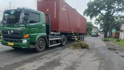 lubang_menganga_di_jalan_kl_yos_sudarso_medan_labuhan_ancam_keselamatan_pengendara