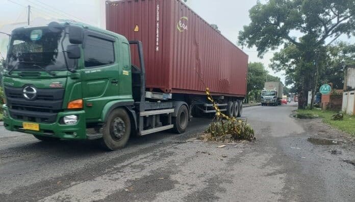 lubang_menganga_di_jalan_kl_yos_sudarso_medan_labuhan_ancam_keselamatan_pengendara