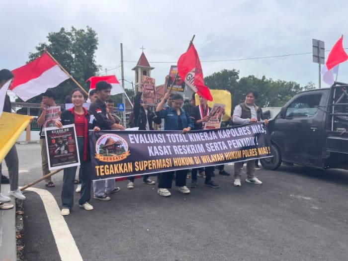 mahasiswa_dan_masyarakat_nias_demo_polda_sumut_desak_kapolres_nias_dicopot