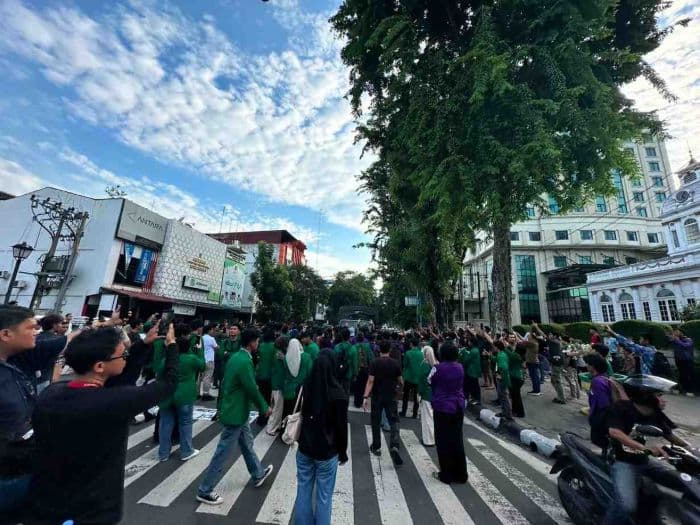 mahasiswa_uinsu_dan_polmed_demo_di_medan_blokade_jalan_balai_kota_picu_kemacetan