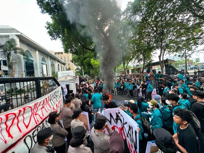 mahasiswa_unimed_demo_dprd_sumut_suarakan_10_tuntutan_untuk_pemerintah