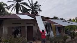 perbaiki_rumah_sendiri_korban_puting_beliung_di_stm_hilir_harapkan_perhatian_pemerintah