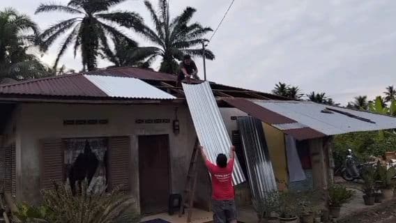 perbaiki_rumah_sendiri_korban_puting_beliung_di_stm_hilir_harapkan_perhatian_pemerintah