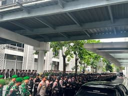 ratusan_personel_gabungan_siaga_amankan_aksi_mahasiswa_di_dprd_sumut