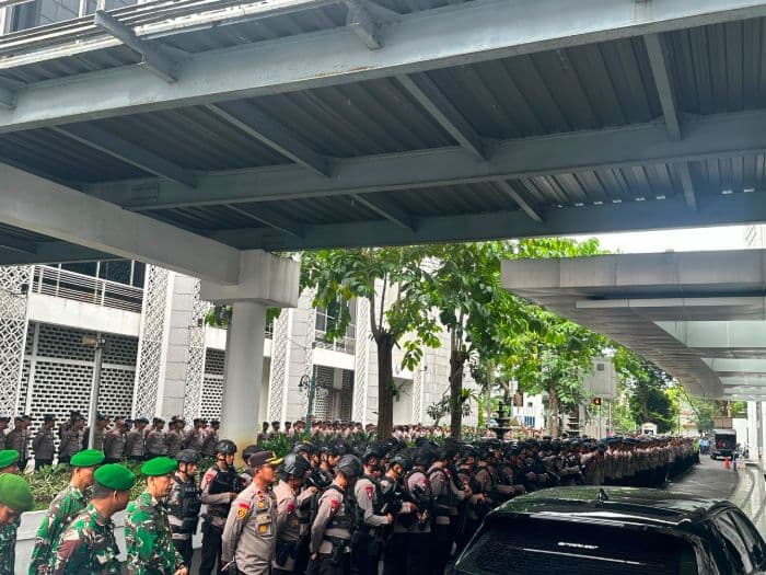 ratusan_personel_gabungan_siaga_amankan_aksi_mahasiswa_di_dprd_sumut