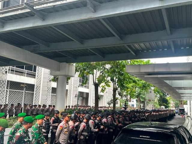 ratusan_personel_gabungan_siaga_amankan_aksi_mahasiswa_di_dprd_sumut
