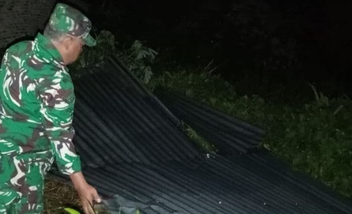 rumahnya_dihantam_puting_beliung_dua_warga_di_deli_serdang_mengungsi_sementara_