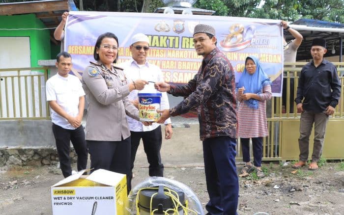 sambut_hut_bhayangkara_ke80_polres_samosir_serahkan_bantuan_untuk_pengurus_masjid_