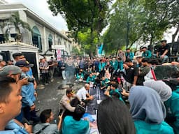 sutarto_terima_aksi_mahasiswa_unimed_janji_publikasikan_10_tuntutan_ke_dpr_ri