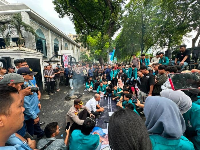 sutarto_terima_aksi_mahasiswa_unimed_janji_publikasikan_10_tuntutan_ke_dpr_ri