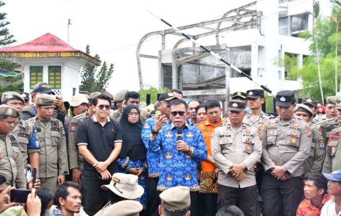 temui_massa_korban_bencana_di_tapteng_masinton_pastikan_pendataan_transparan