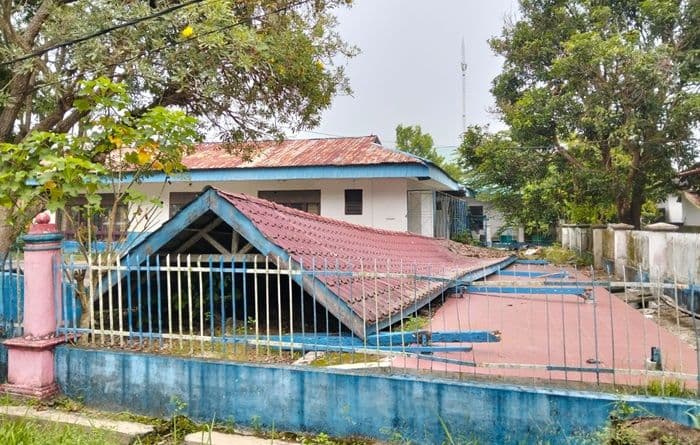 bangunan_bekas_kantor_disdamkarmat_deli_serdang_roboh_warga_minta_segera_diperbaiki