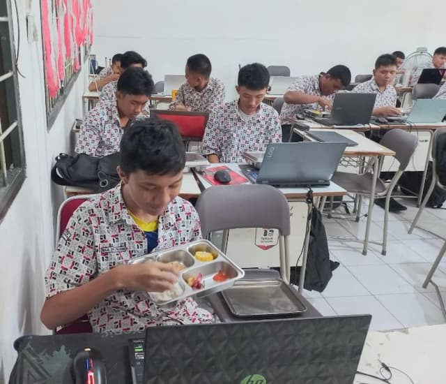 bgn_kaji_ulang_anggaran_makan_bergizi_gratis_rp15000_per_porsi_tunggu_juknis_baru