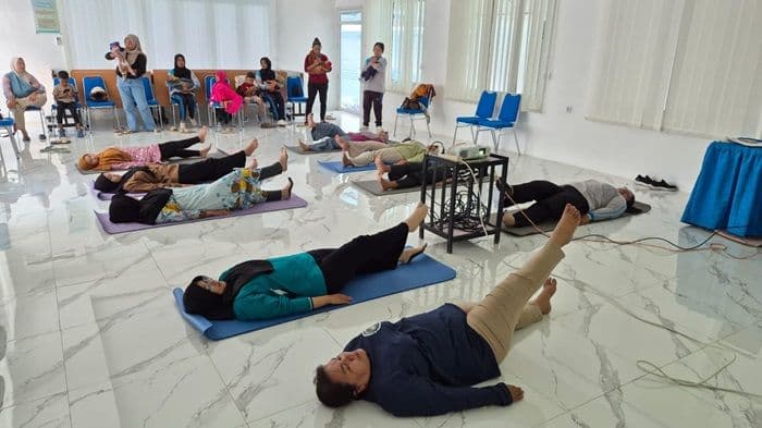 dosen_diii_kebidanan_poltekkes_kemenkes_medan_edukasi_senam_nifas_dan_mindfulness_bagi_ibu_pascapersalinan