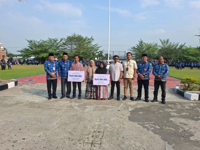 wakil_bupati_paluta_serahkan_santunan_kematian_bpjs_ketenagakerjaan_kepada_ahli_waris_pekerja_rentan