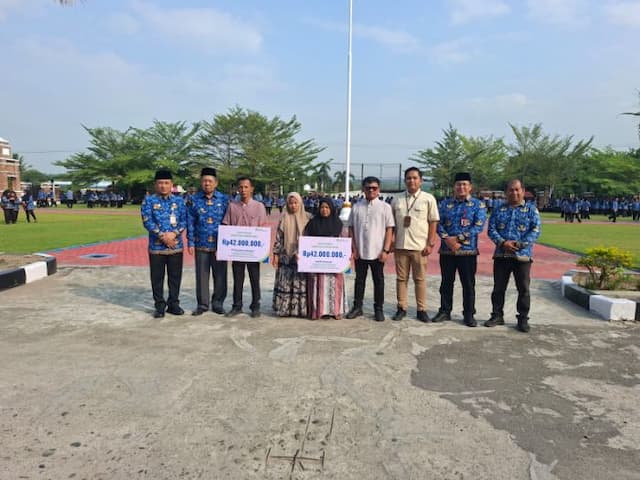 wakil_bupati_paluta_serahkan_santunan_kematian_bpjs_ketenagakerjaan_kepada_ahli_waris_pekerja_rentan