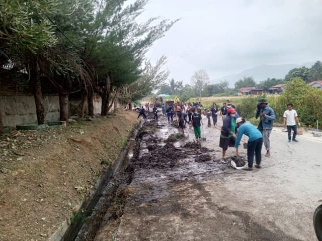 warga_sekitar_ytb_soposurung_balige_keluhkan_bau_drainase
